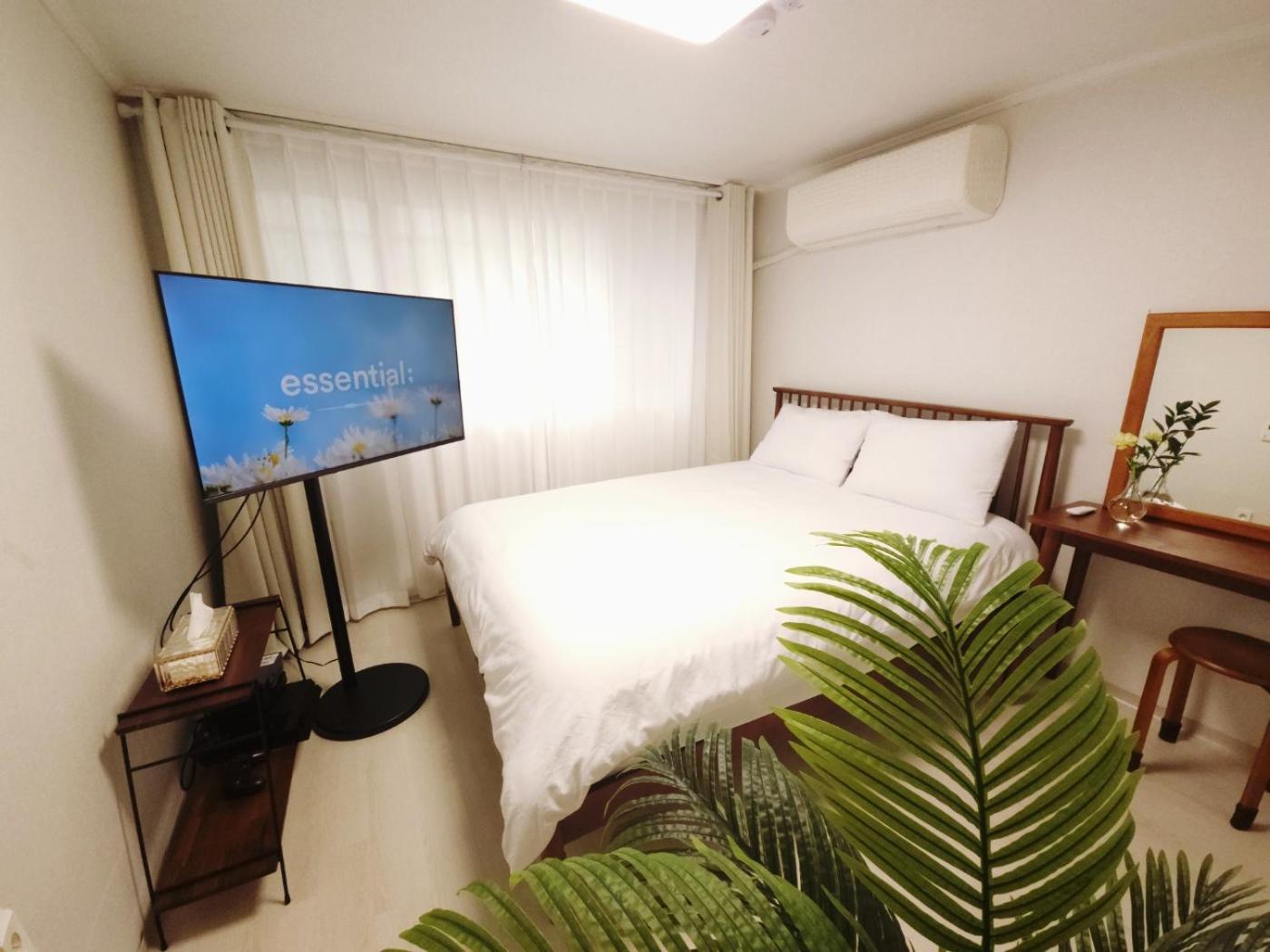 Apartment Cozy 2-room Accommodation, 5 Minutes Walk From Hwagok Station, Close To Gimpo Airport, Hongdae, And Kbs Arena Seoul