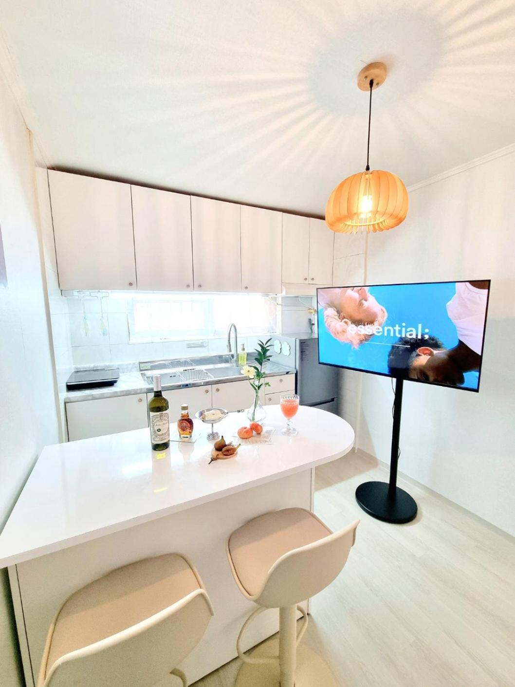 Cozy 2-room Accommodation, 5 Minutes Walk From Hwagok Station, Close To Gimpo Airport, Hongdae, And Kbs Arena Apartment Seoul
